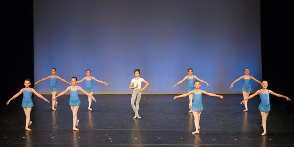 Groupe d’enfants en costume pastel