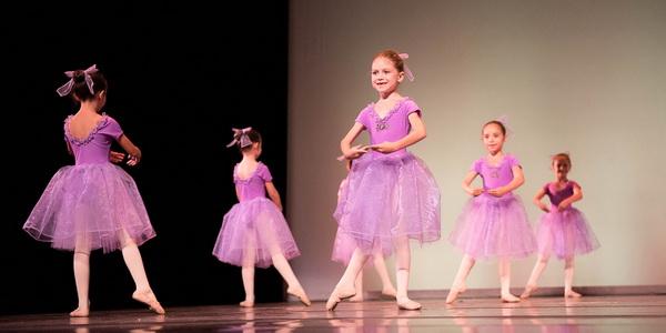 Groupe d’enfants en costume mauve