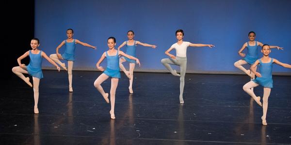 Groupe de danseurs en équilibre sur une demi-pointe