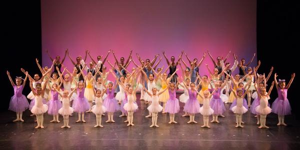 Groupe de danseurs en costume lors du final d'un spectacle