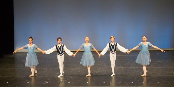 Groupe en posture lors du final du spectacle