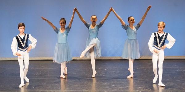 Danseuses bras levés sur scène