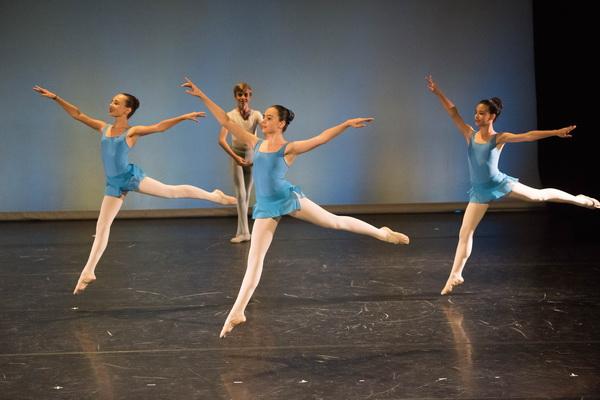 Trio de danseuses en synchronisation en arabesque temps levé