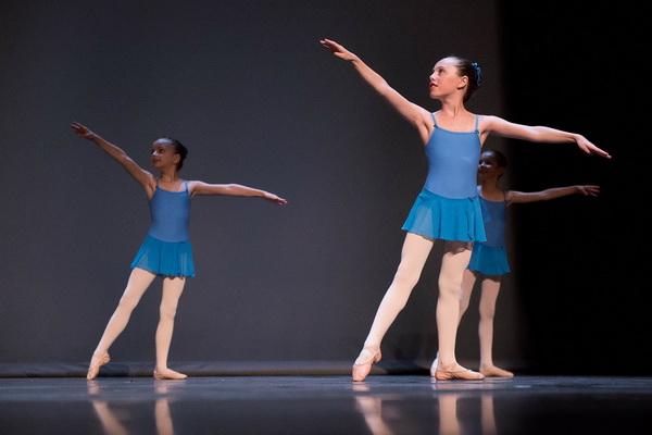 Trio de danseuses en costume bleu