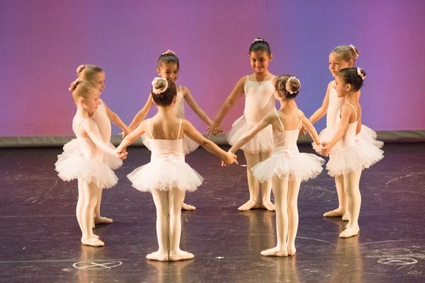 Groupe de petites danseuses en tutu