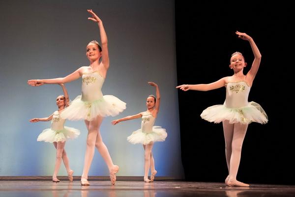 Danseuses en équilibre sur demi-pointe