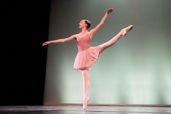 Élève adulte exécutant un port de bras élégant en demi-pointe