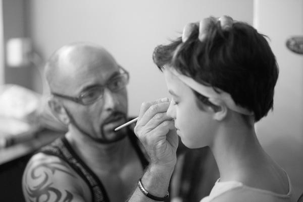 Danseur se faisant maquiller en coulisses