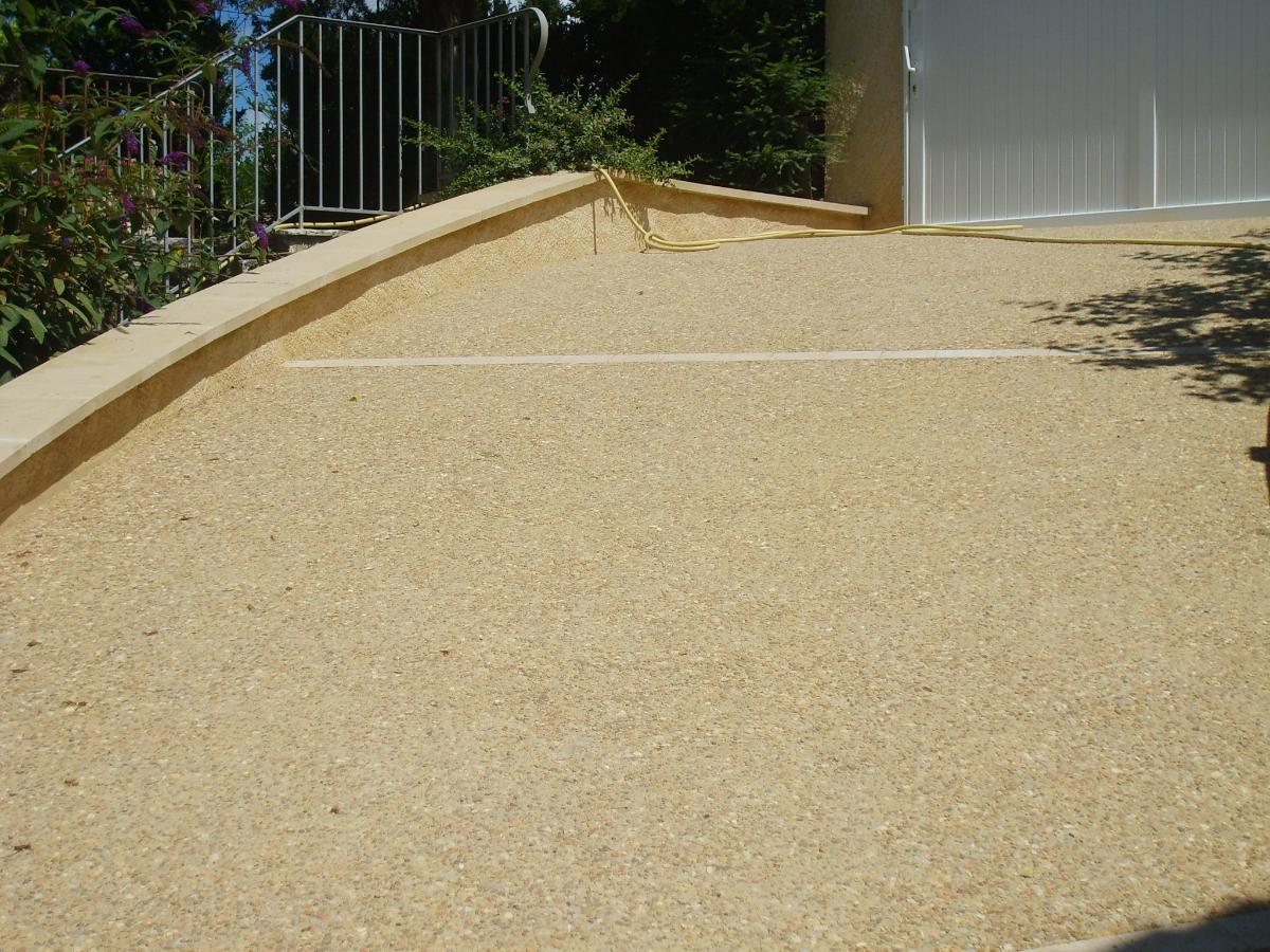 Réalisation d'accès en béton désactivé