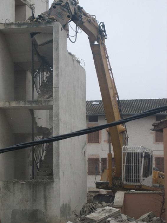 Démolition avec engins spécialisés