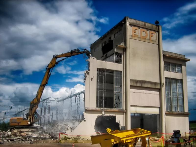 Démolition d’un bâtiment à étages avec engins spécialisés