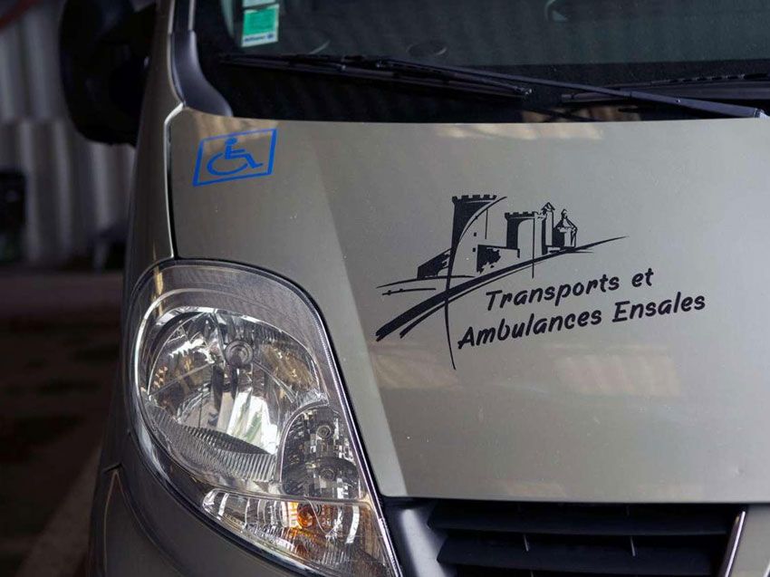 Devant d'une ambulance en vue rapprochée sur le logo de l'entreprise