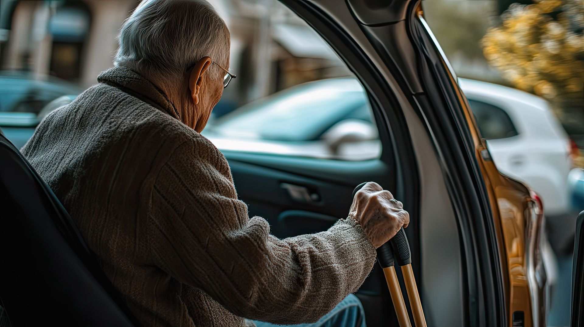 Un homme âgé avec une canne sortant d'un véhicule