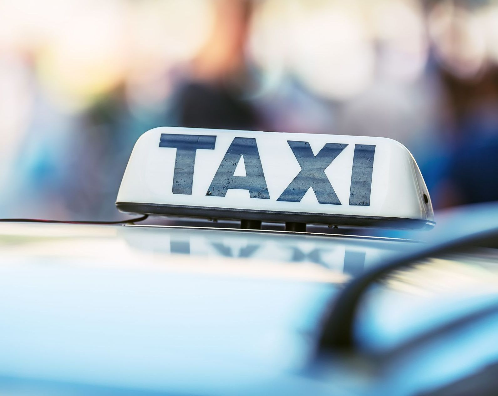Le signal lumineux sur le toit de la voiture avec la mention