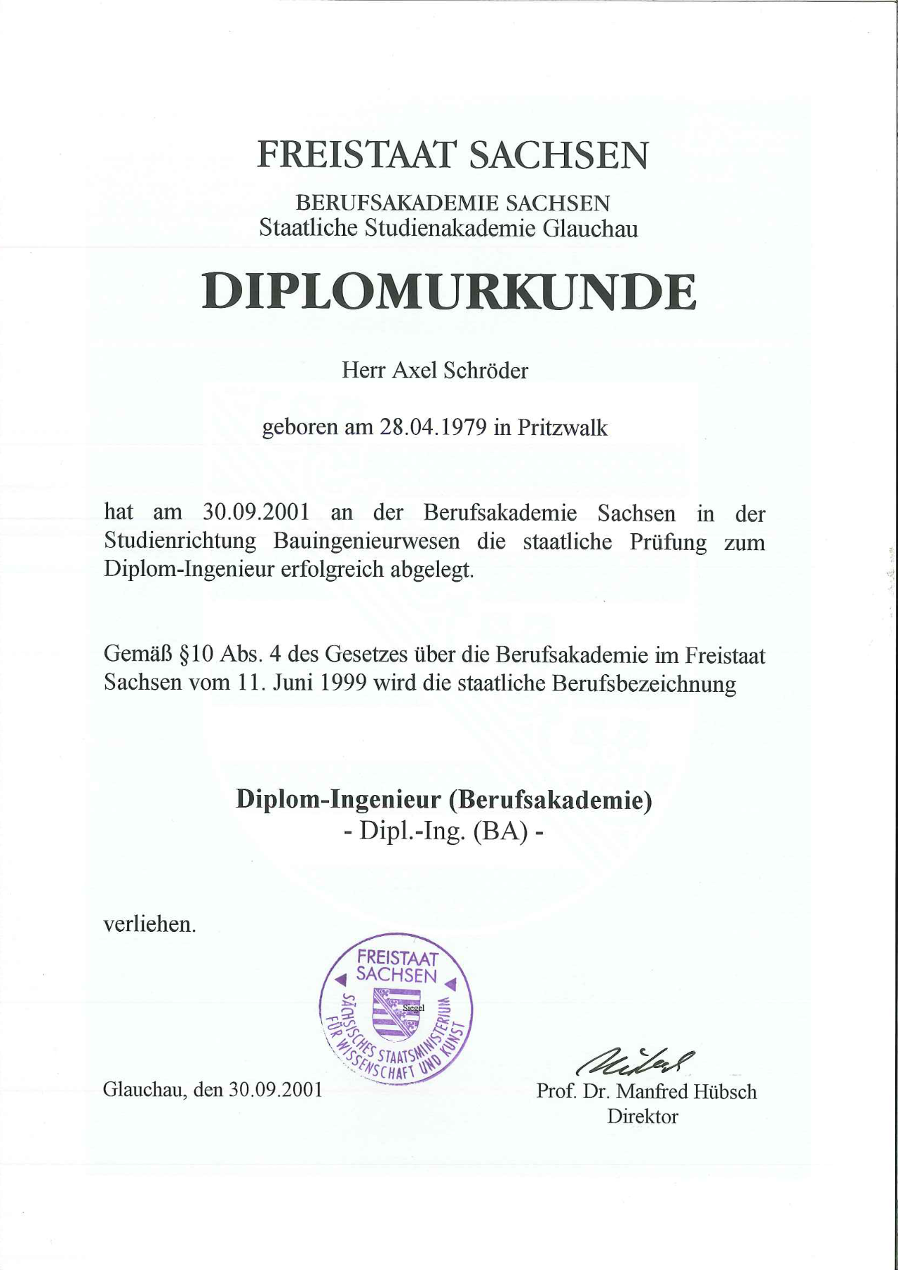 Mehrere Personen besprechen einen Bauplan