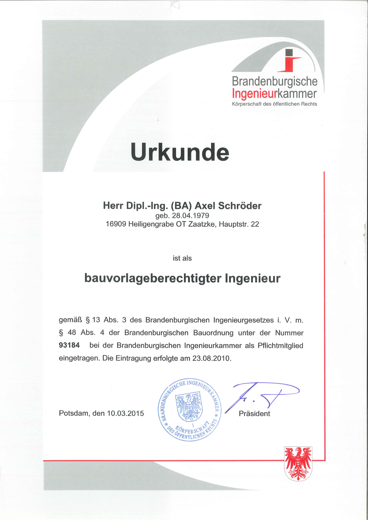 Betonfüße mit Stahlträgern stehen auf technischen Zeichnungen