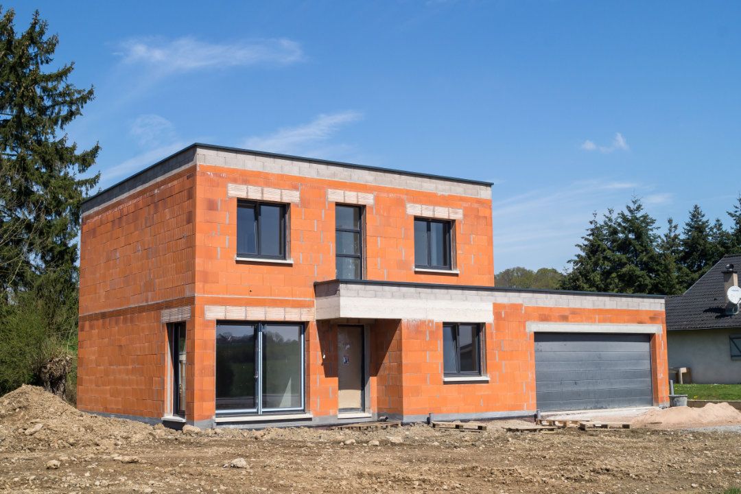 Betonfüße mit Stahlträgern stehen auf technischen Zeichnungen