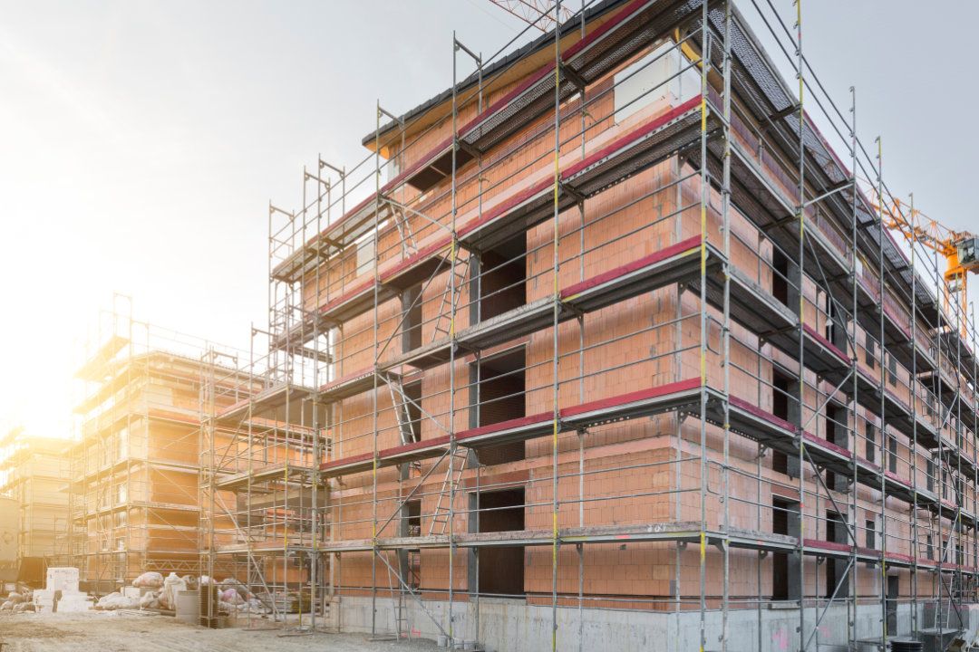 Mehrere Personen besprechen einen Bauplan