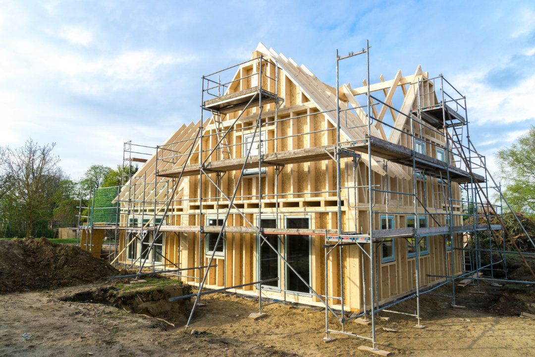 Mehrere Personen besprechen einen Bauplan