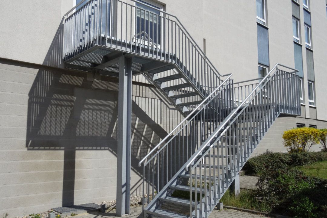 Betonfüße mit Stahlträgern stehen auf technischen Zeichnungen