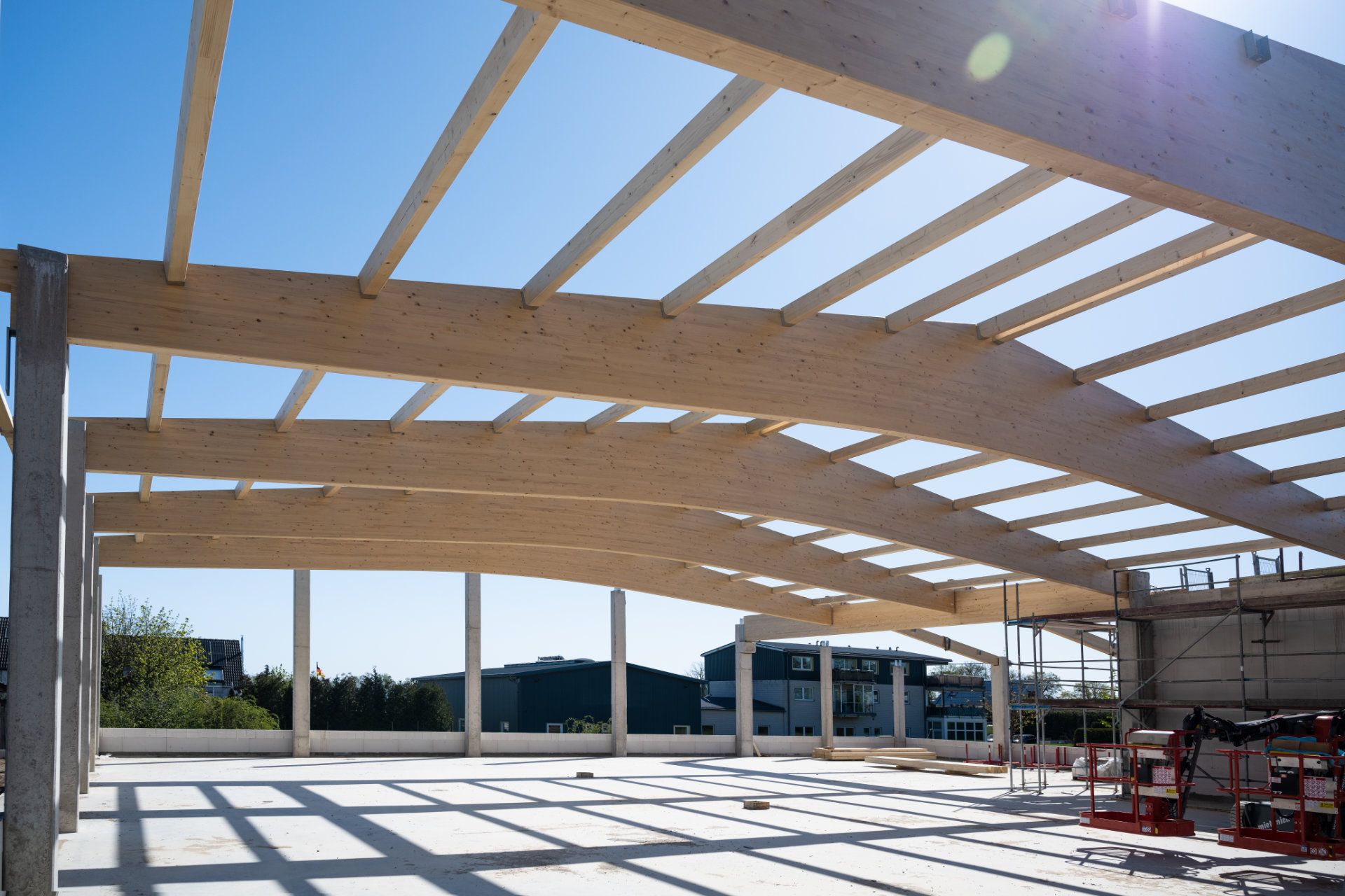 Mehrere Personen besprechen einen Bauplan