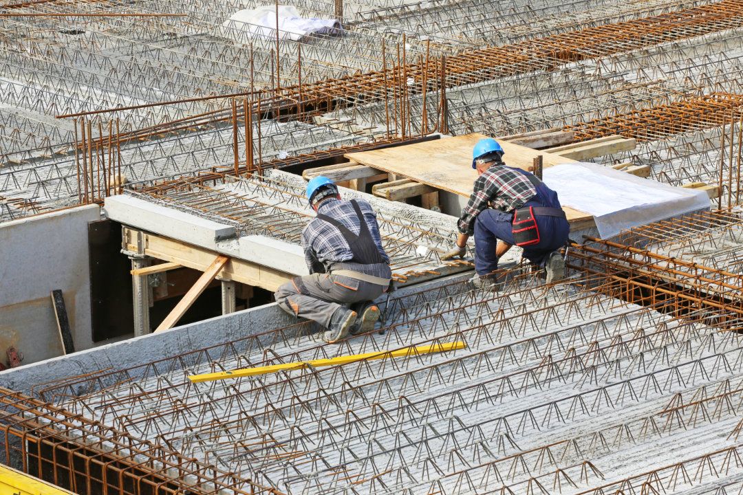 Mehrere Personen besprechen einen Bauplan