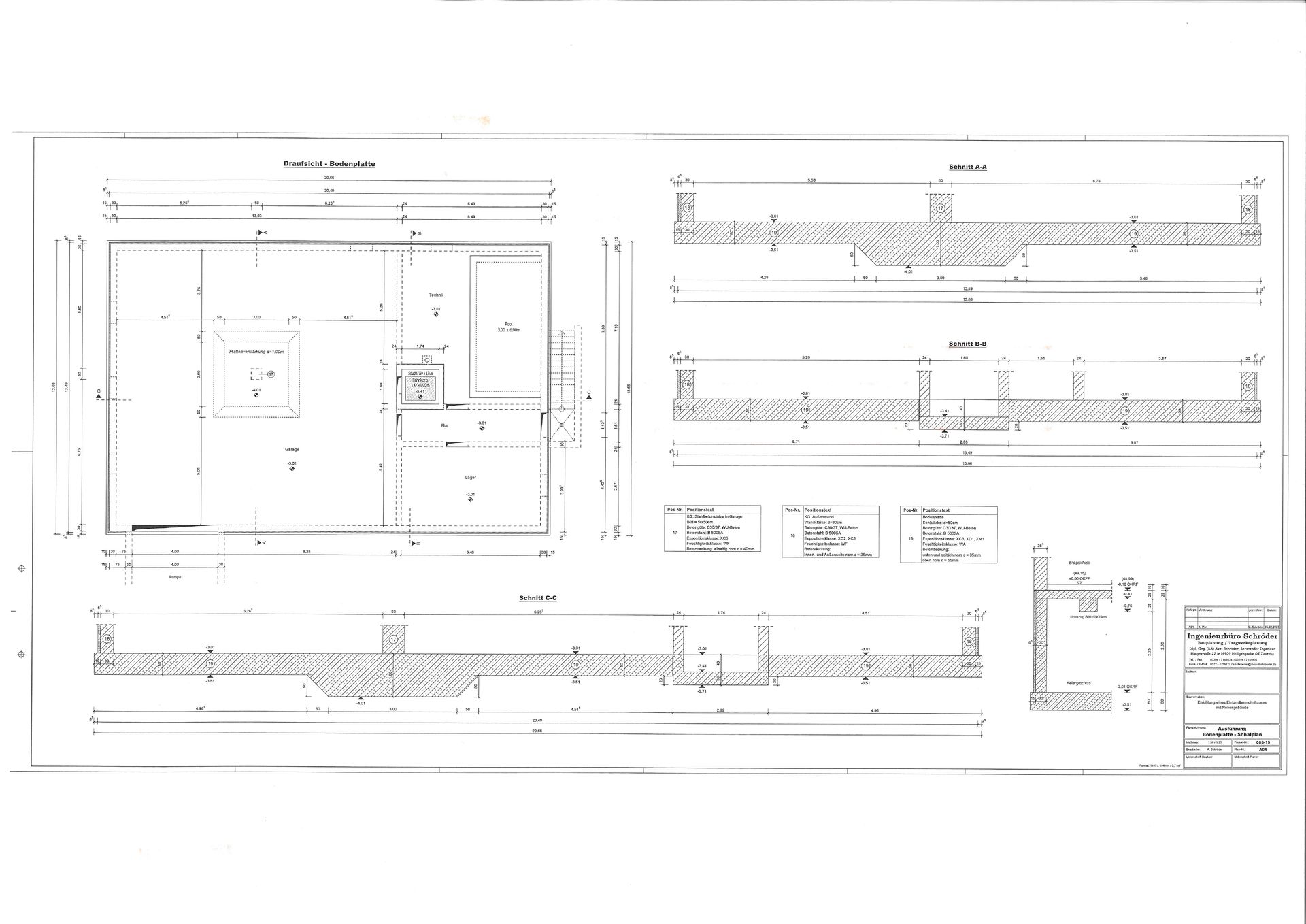 Betonfüße mit Stahlträgern stehen auf technischen Zeichnungen