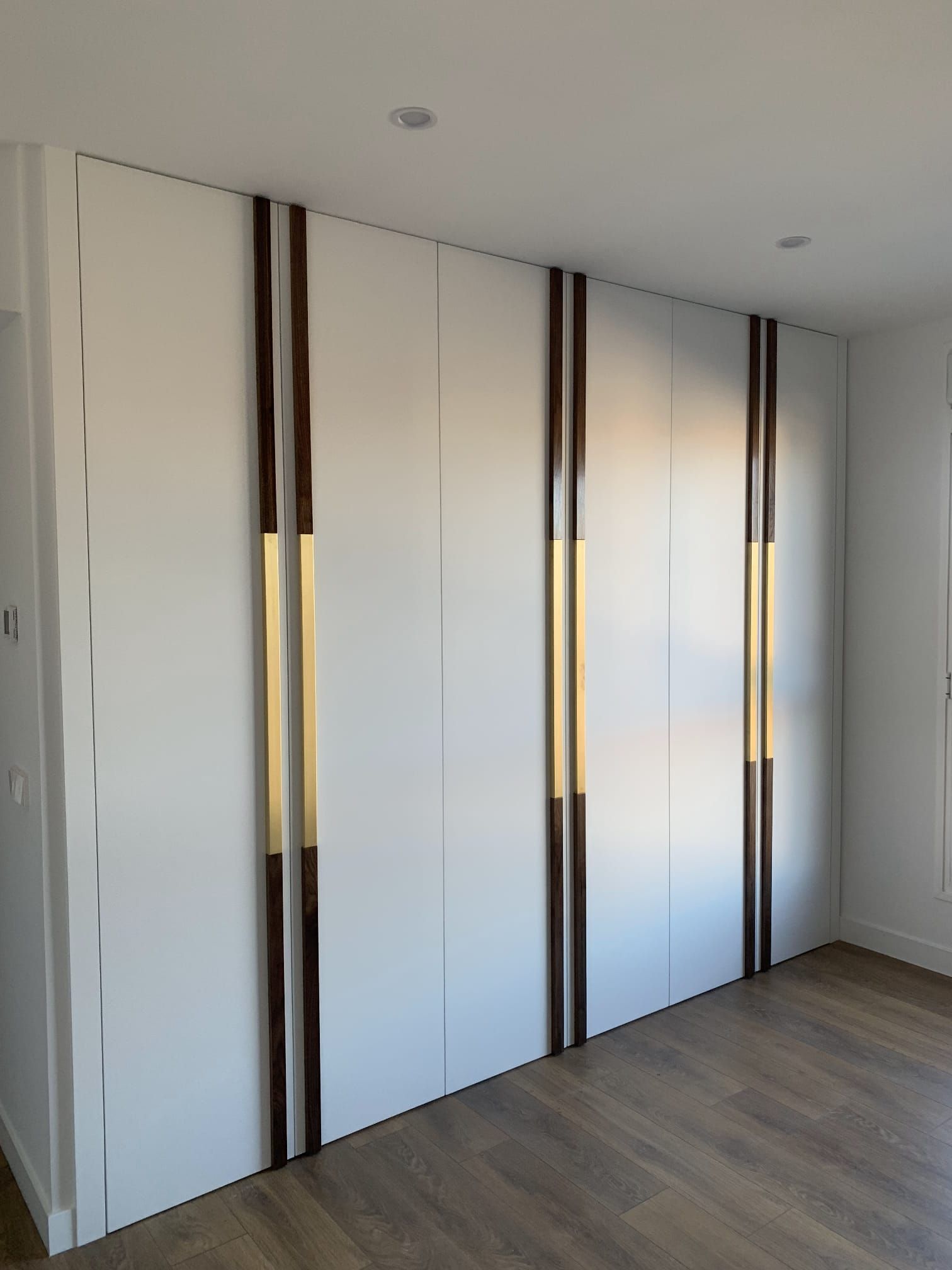 Una habitación con paredes blancas y suelos de madera.