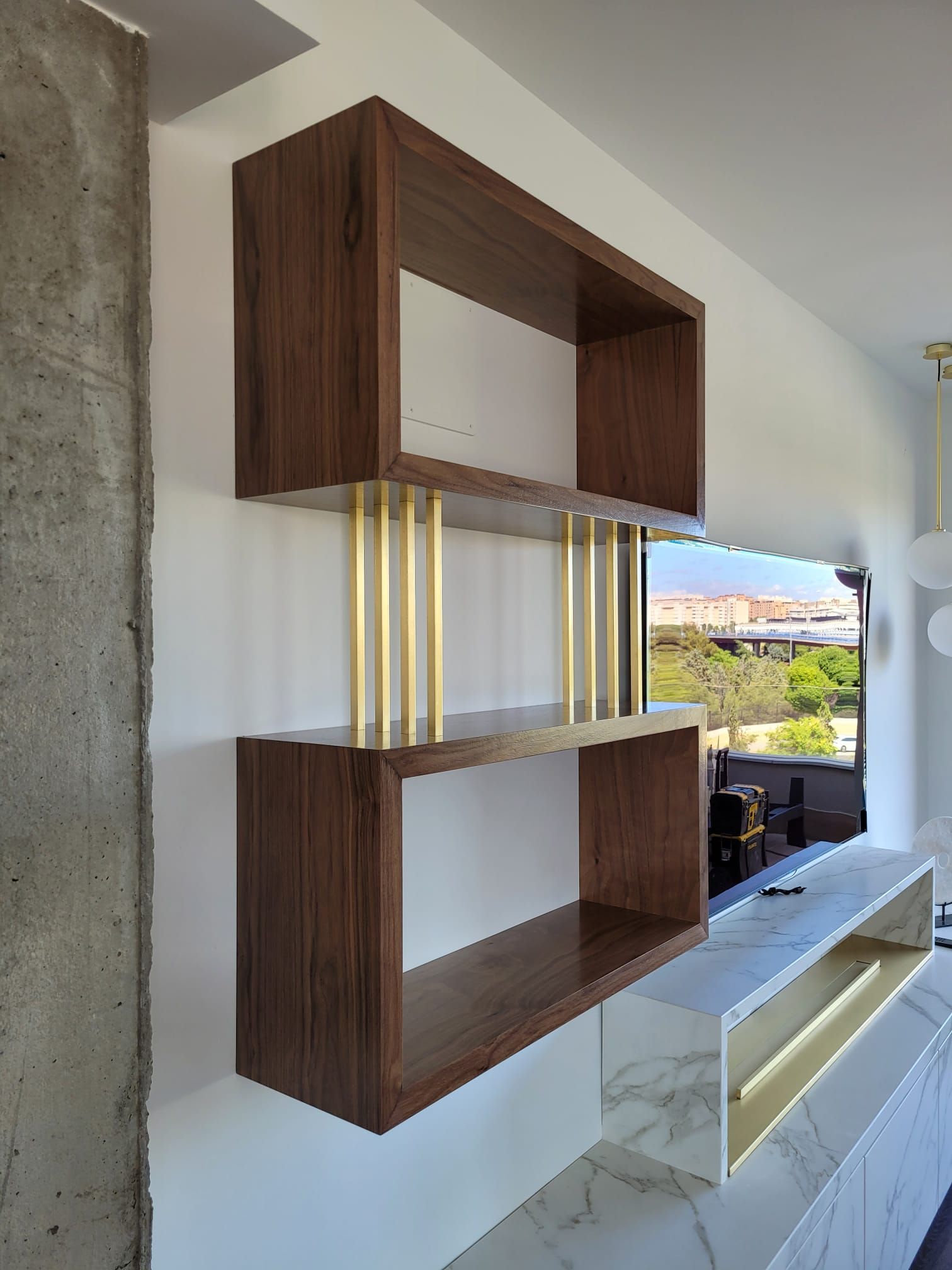 Un estante de madera está colgado en una pared al lado de una ventana.