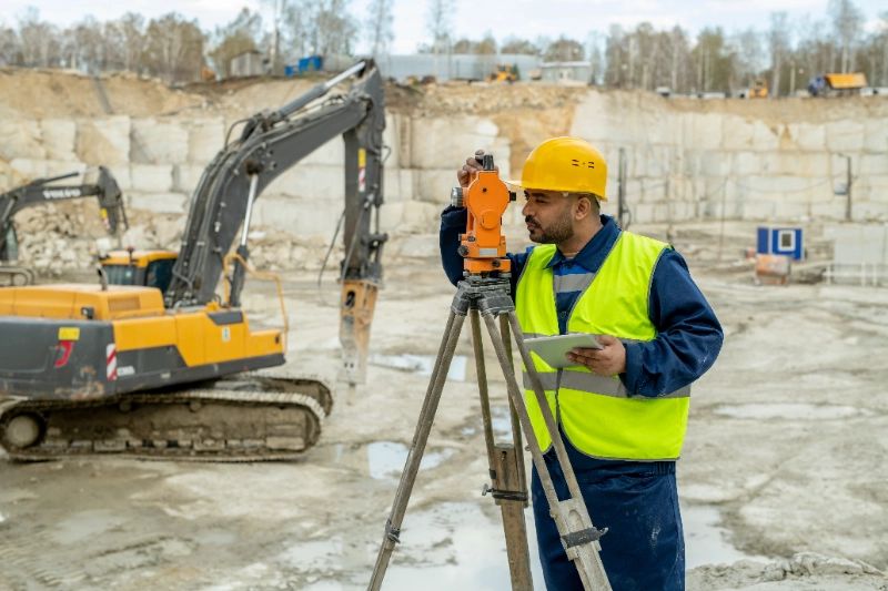 Land surveyor carrying out a field survey with a total station