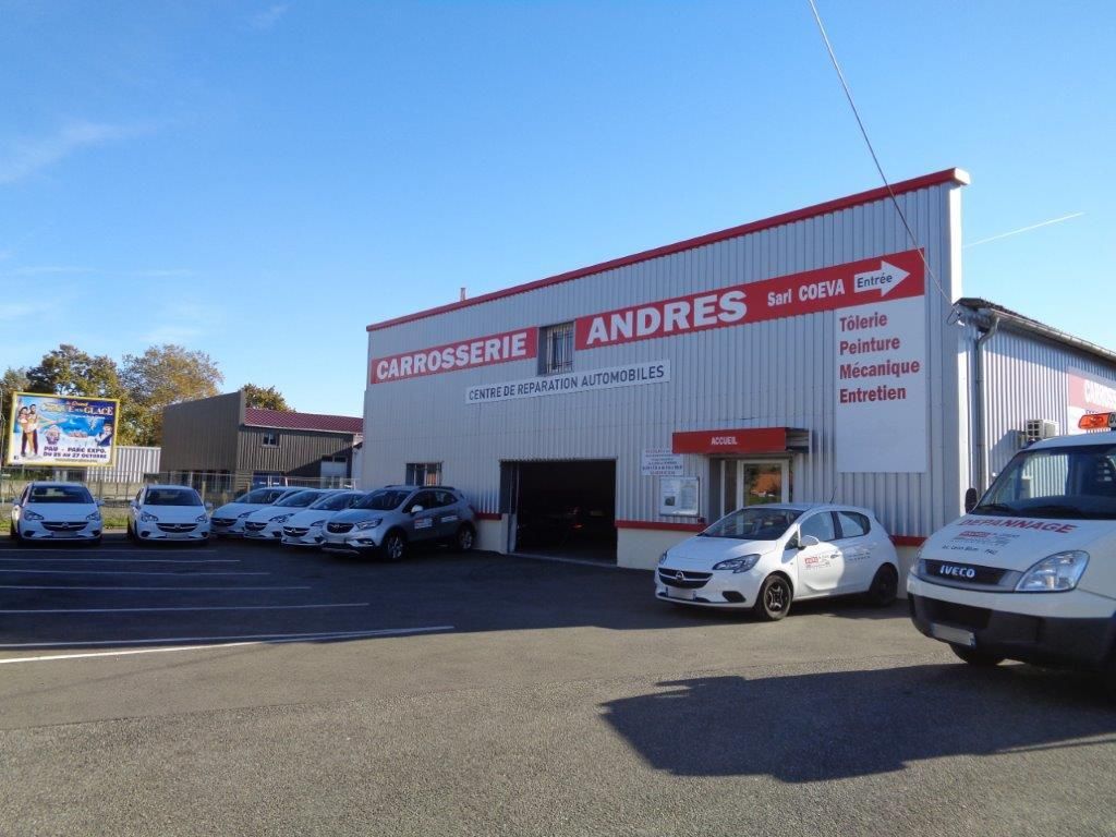 ANDRES Centre De Réparation Auto : bâtiment avec des voitures devant, enseigne pour carrosserie, mécanique et peinture.