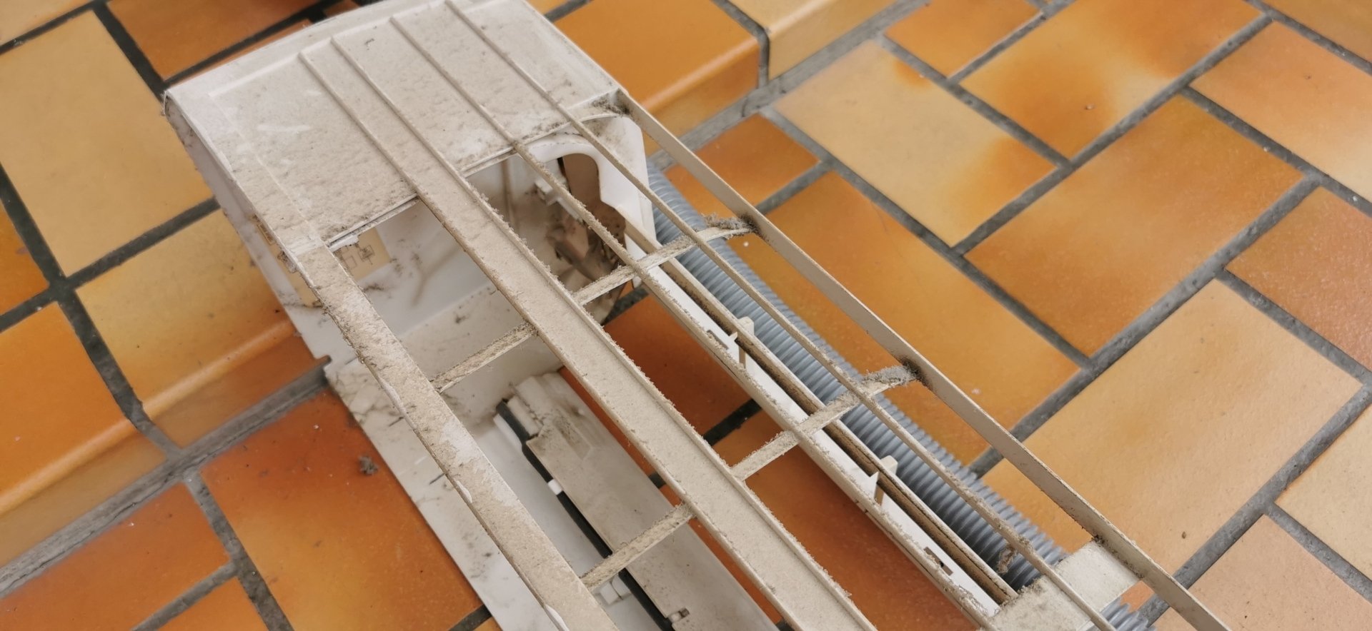 Pièce de climatisation pleine de poussière