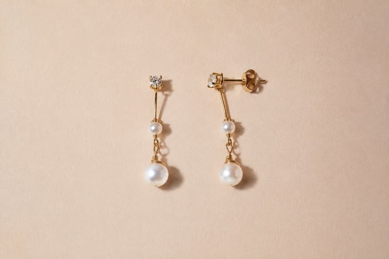 Tide drop earrings in 18k gold with a freshwater pearl