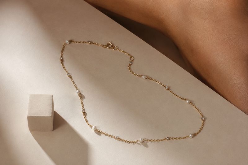 Strand station necklace with nine freshwater pearls in 18k gold