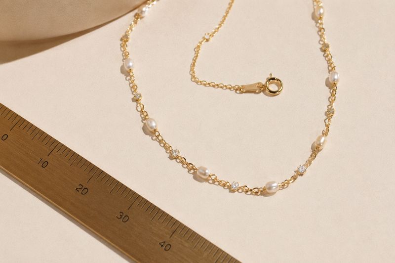 Measure long necklace with fourteen freshwater pearls in 18k gold