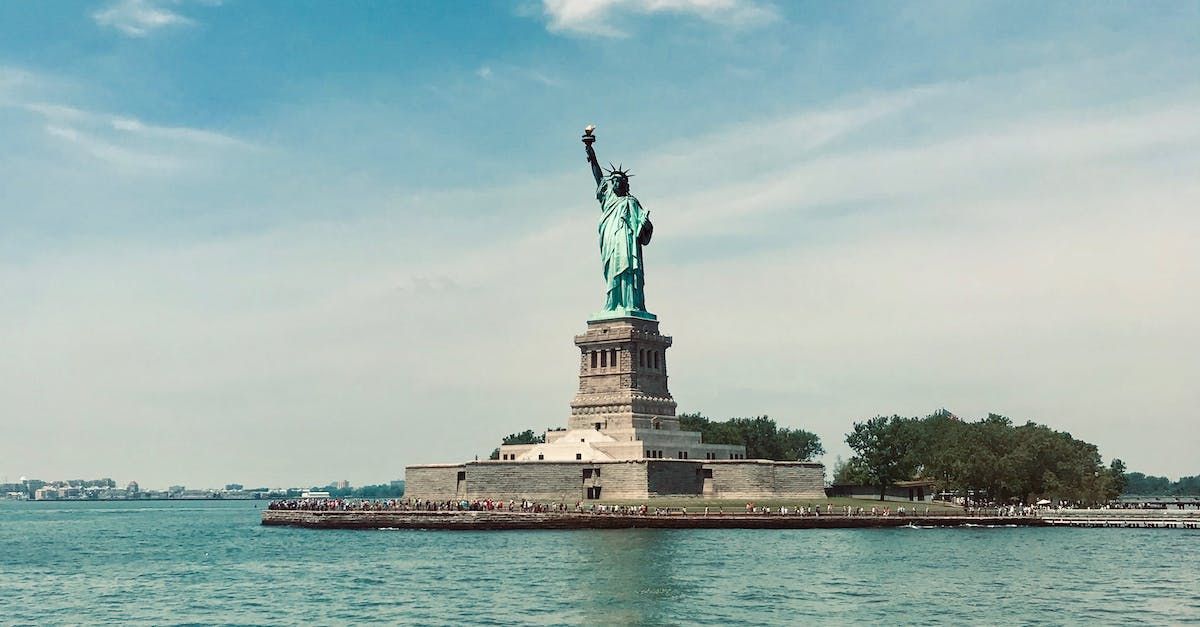 Die Freiheitsstatue steht auf einer kleinen Insel mitten im Ozean.